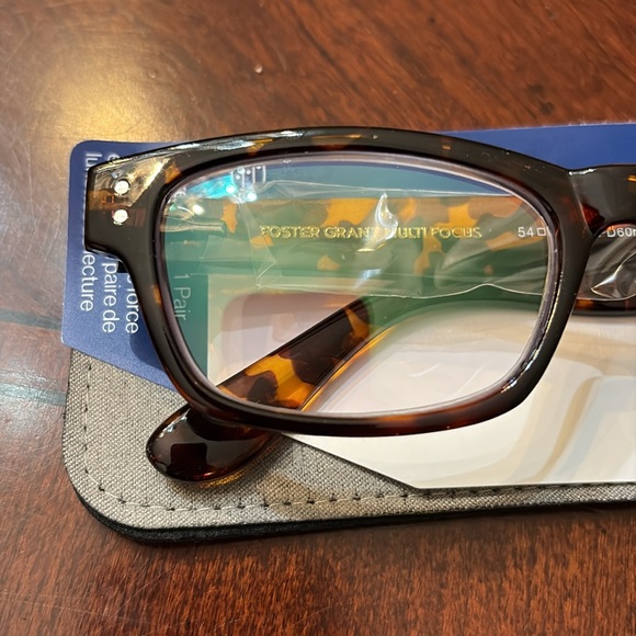 Foster Grant multifocus reading glasses and coordinating faux suede case. - Picture 2 of 8